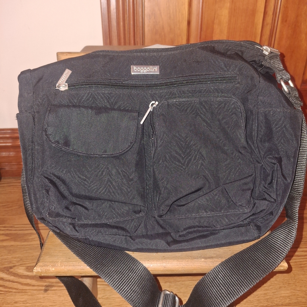 Baggallini Black Messenger Bag with Professional Design